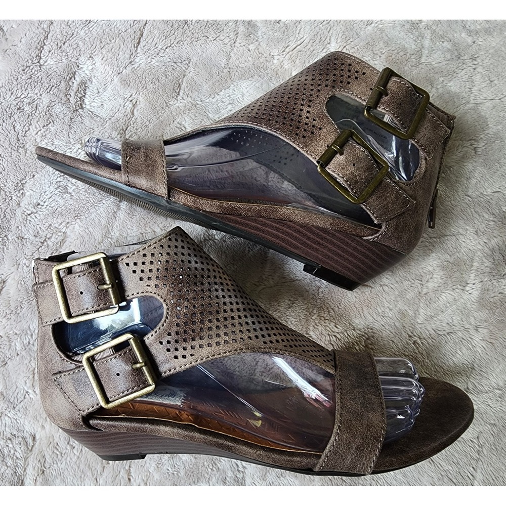Sugar Wigout Demi Wedge Sandals Brown Perforated T-Strap Dual Buckle Womens 6.5
